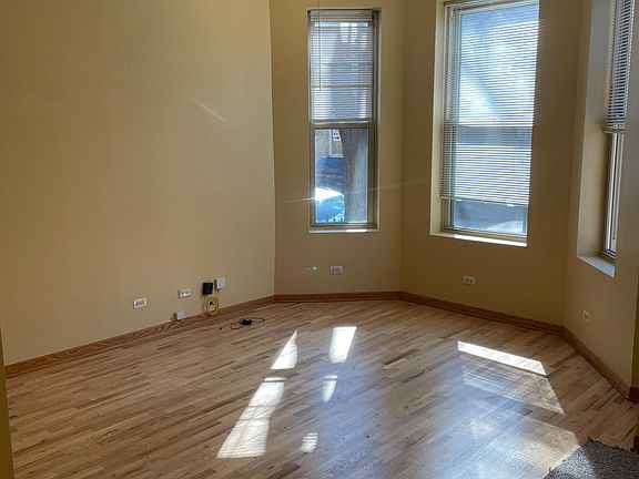 3rd image of 821 N Hermitage Ave APT 1F