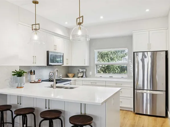 1935 E 35th St SW #7, Calgary, AB T3E 2X4