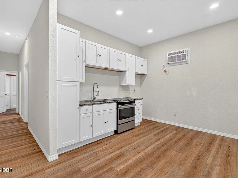 205 N Wild Olive Ave #UPSTAIRS — Photo 3