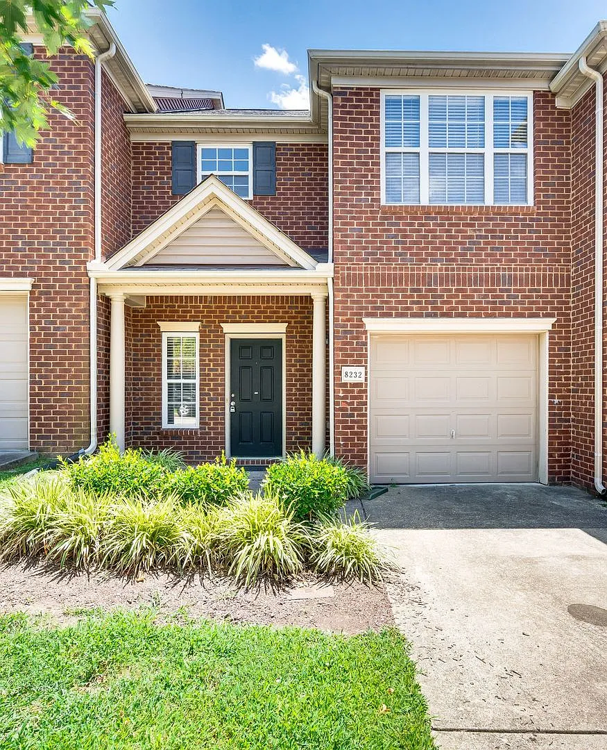 Stunning 3BR/2.5BA Updated Townhome in Prime Location! — Photo 4