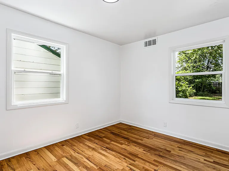 633 N Clayton Ave — Photo 10
