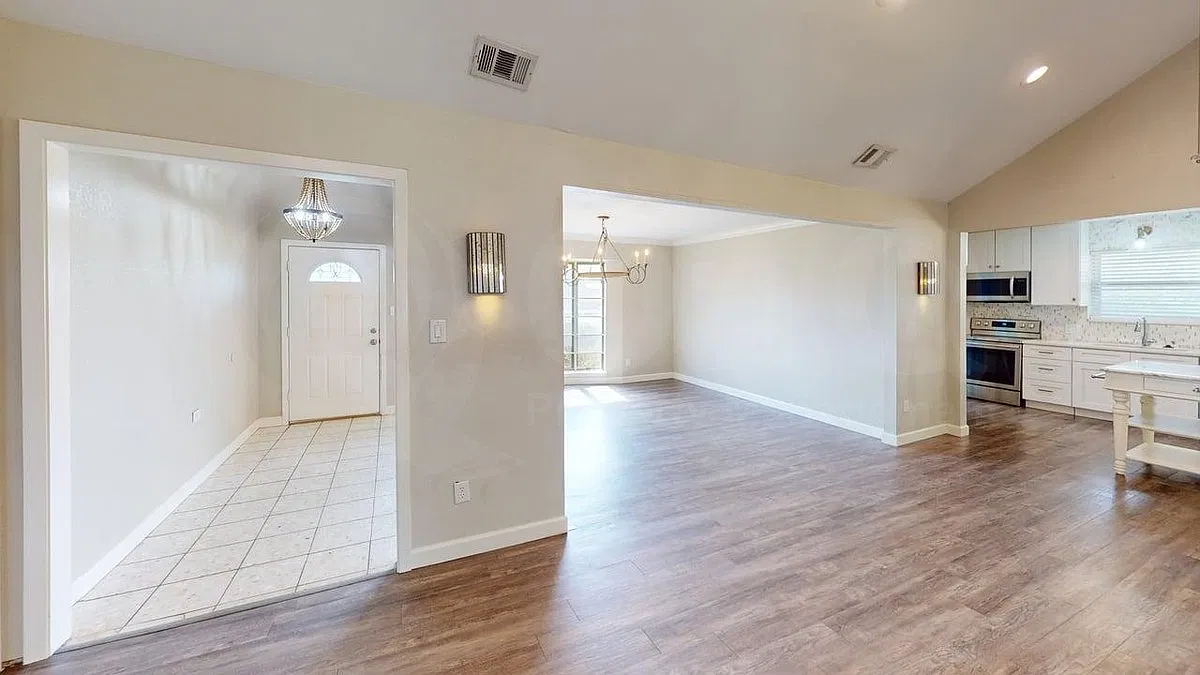 4 bed, 2.5 bath, $2,800 — Photo 3