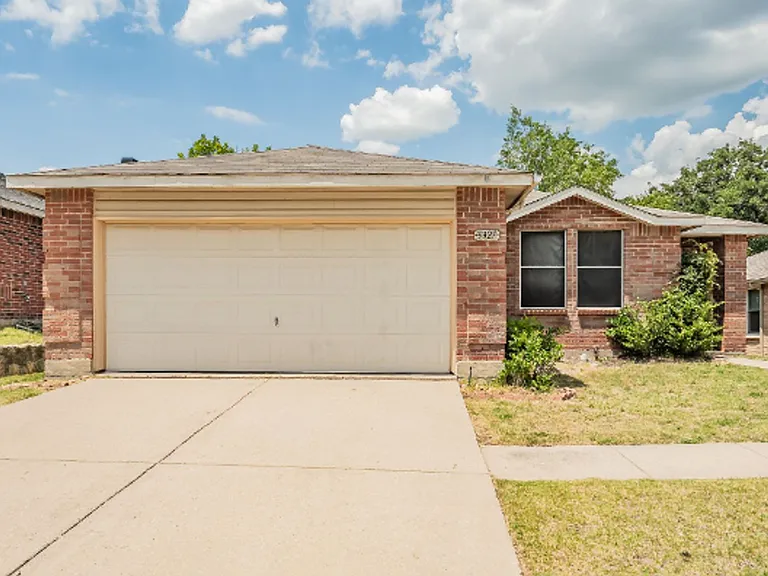 3327 Clydesdale Dr — Photo 2
