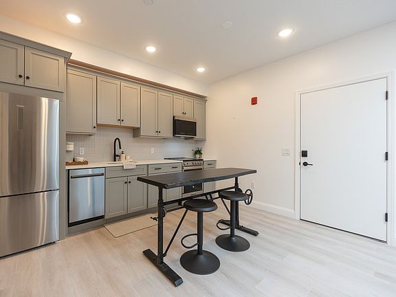 4th image of 126 Adelaide Ave #203