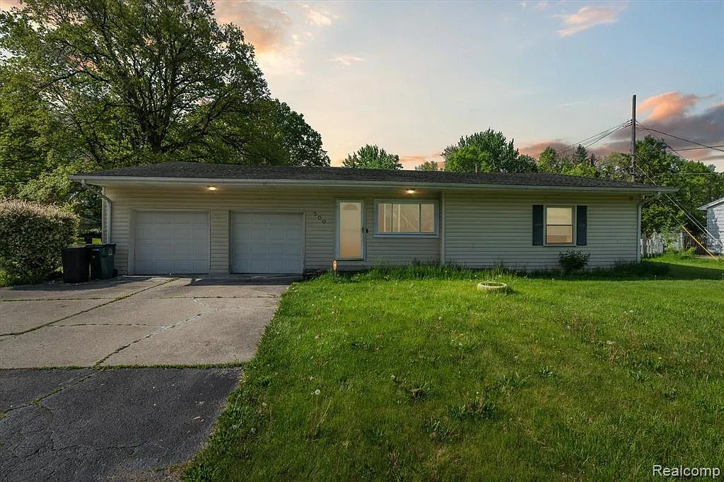 3 bed, 2.0 bath, 1695 sqft, $2,500 — Photo 1