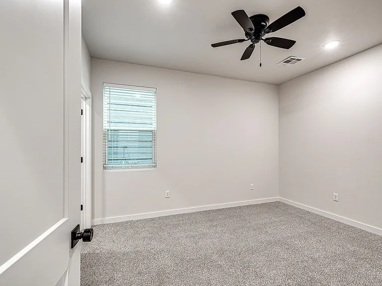 608 W 2nd St #110 — Photo 16