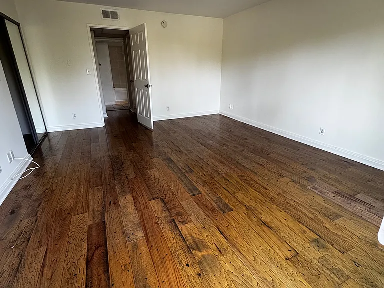 2204 S Bentley Ave #102 — Photo 11