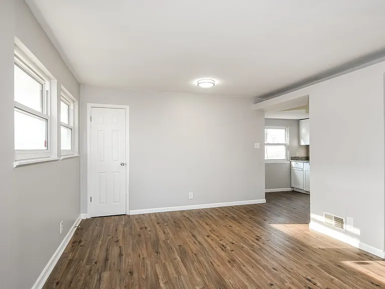 337956_019_living_room_13587215.jpg