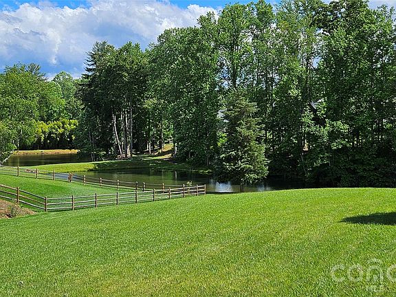 3rd image of 12 Farm Pond Ln