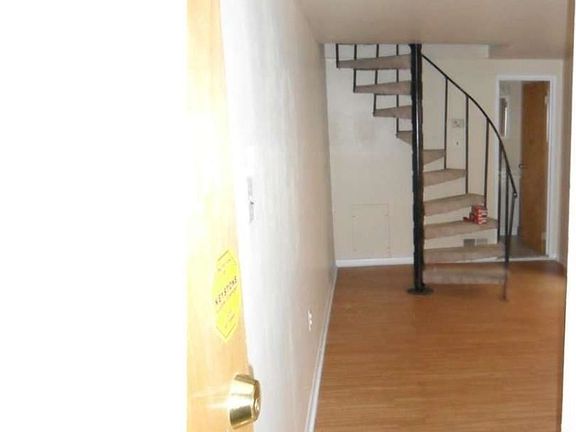 4th image of 1021 Pine St APT B