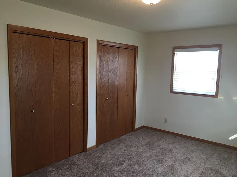 Master Bedroom (upstairs) - (16' x 13')