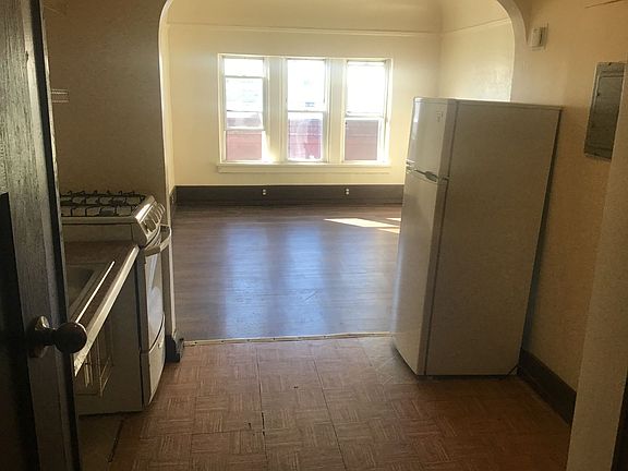 3rd image of 1322-1324 W Vliet St #2