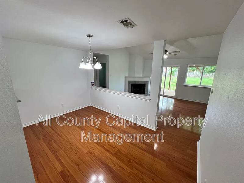 3 bed, 2.0 bath, 1145 sqft, $1,800 — Photo 3