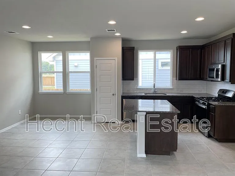 196 Fabion St — Photo 8