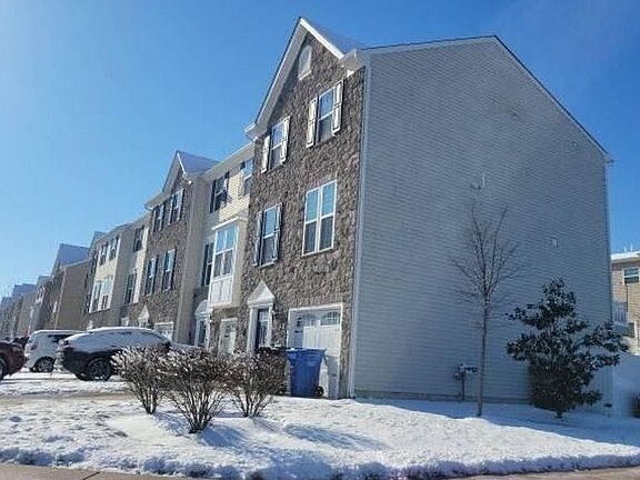 3rd image of 1028 Noble Pl
