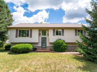 3300 N Duck Lake Rd, Highland, MI 48356