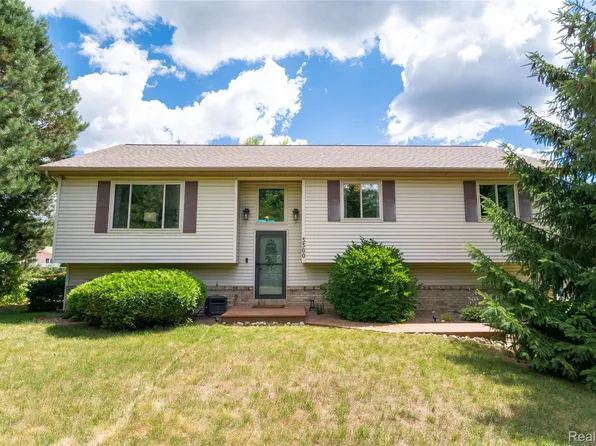3300 N Duck Lake Rd, Highland, MI 48356