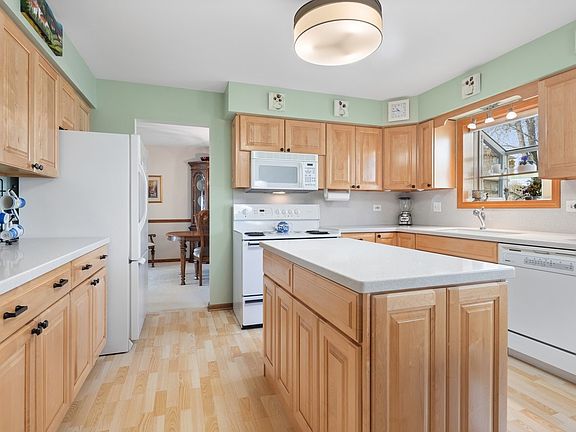 4th image of 1120 Oakwood Dr