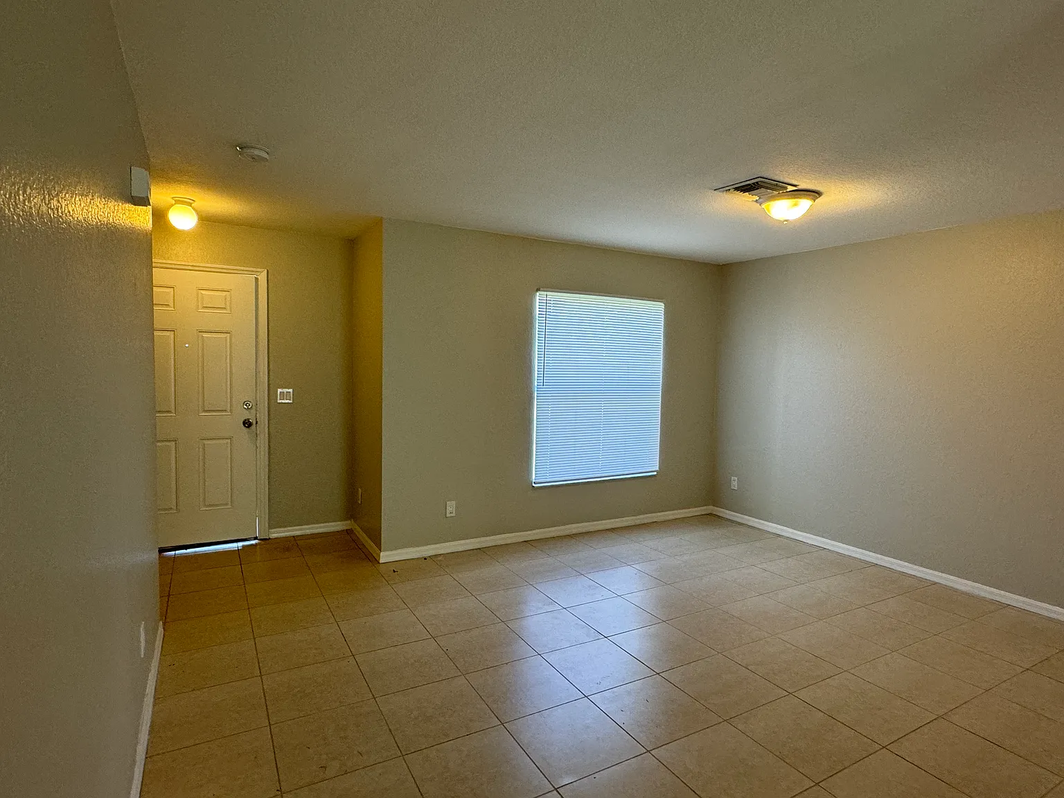 4 bed, 2.5 bath, 2600 sqft, $2,200 — Photo 2