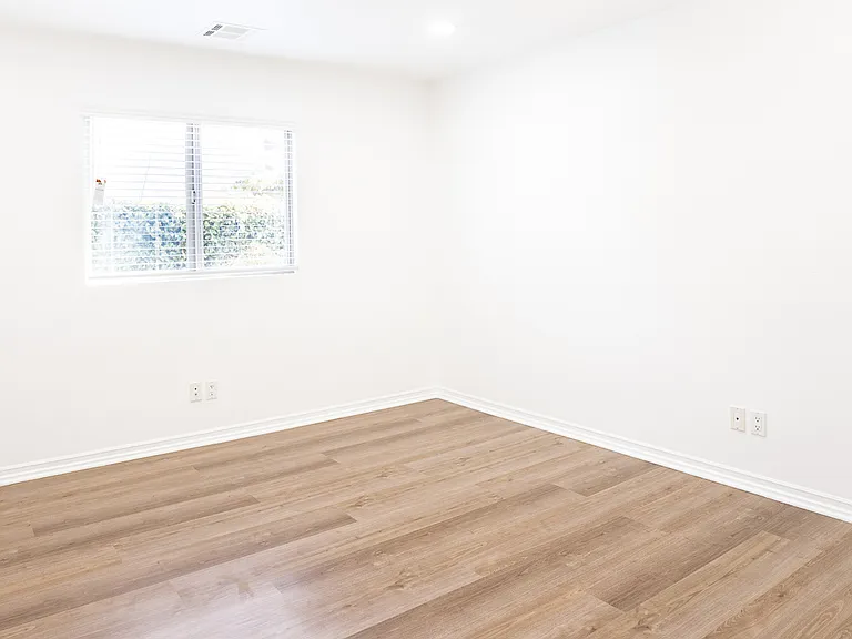 8330 Lilienthal Ave — Photo 10