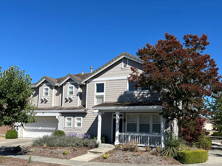 1900 Fallbrook Ln — Photo 2