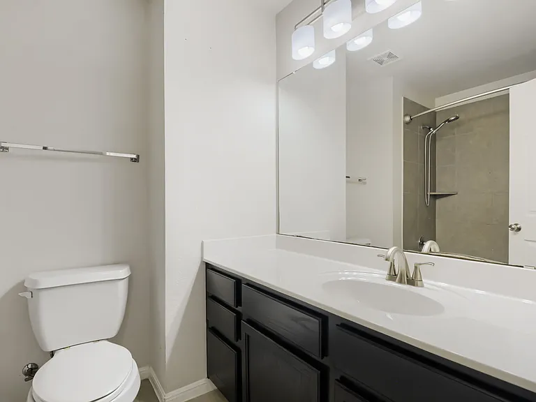 Guest bathroom with tub/shower