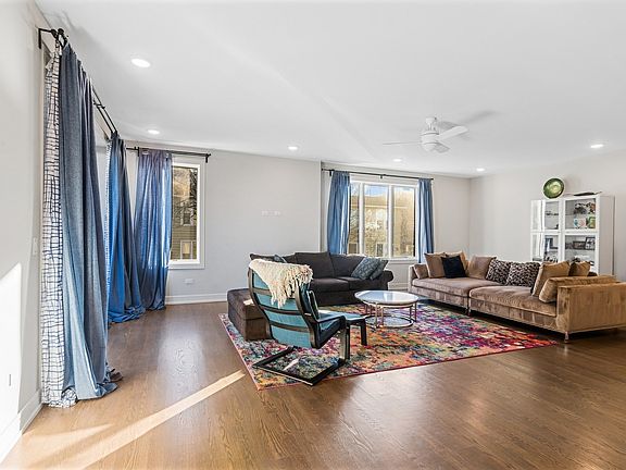 3rd image of 2352 W Winona St #1E