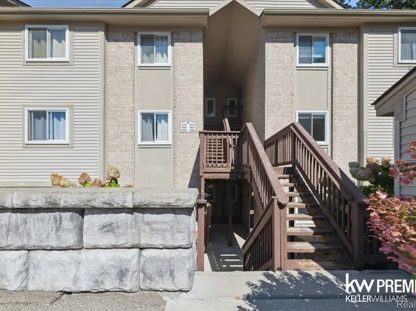 4862 Ashley Ln, Waterford, MI 48329