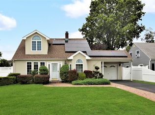 225 Old Farm Rd, Levittown, NY 11756