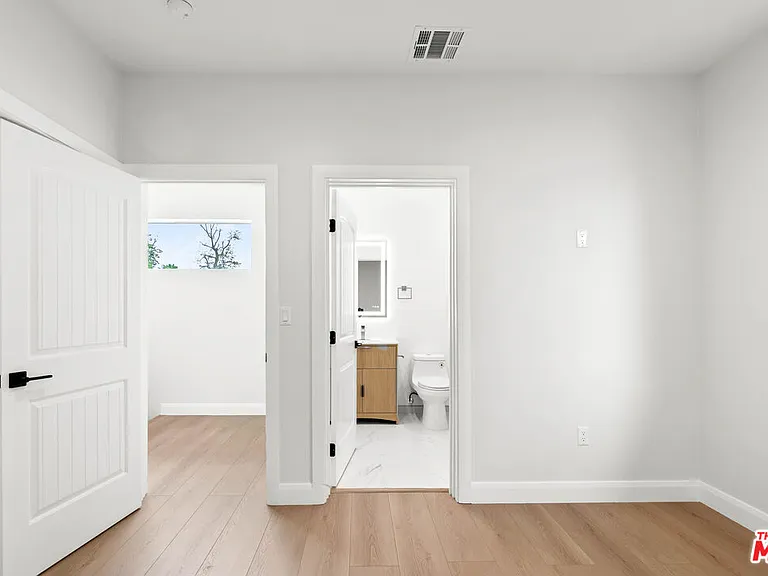 6932 Babcock Ave — Photo 13
