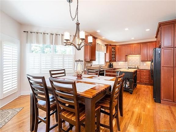4th image of 711 Ashgrove Ln