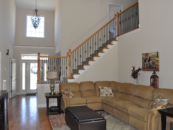 Great room w/vaulted ceiling