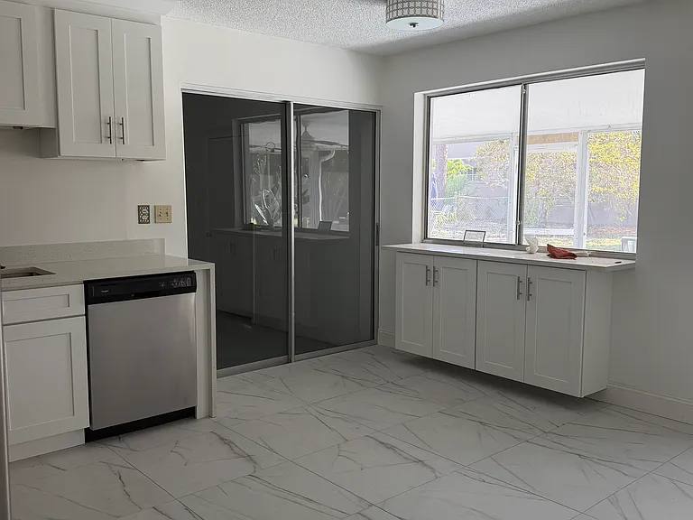 638 NE 15th Ct — Photo 5