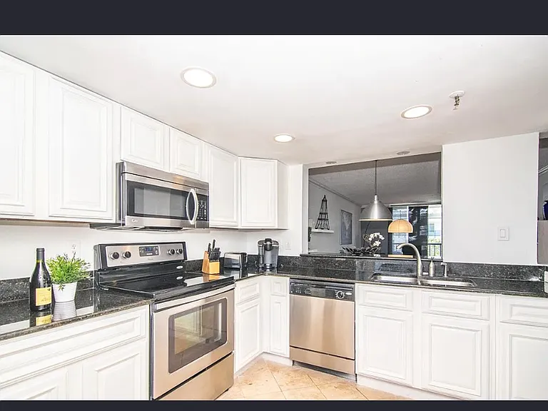 201 W Laurel St #606 — Photo 2