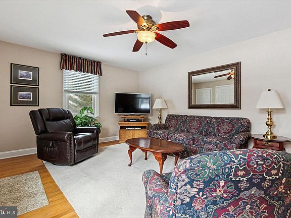 4th image of 1167 W Bristol Rd