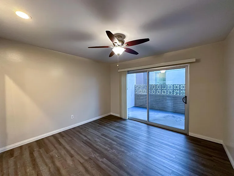 241 S Hudson Ave #12 — Photo 11