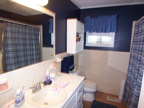 3rd image of 171 Oakdale Dr S