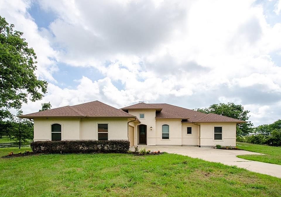 1st image of 597 Clubhouse Dr