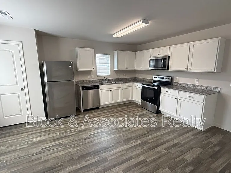 1492 Oriole Dr — Photo 3