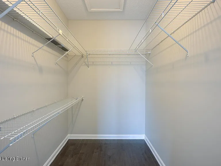 10402 Timberwood Cir — Photo 16