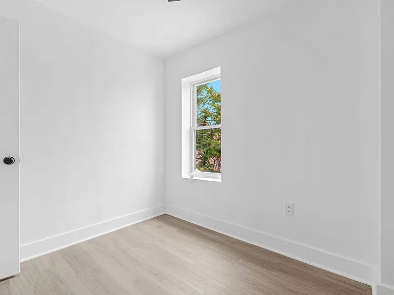 2213 E Madison St — Photo 12