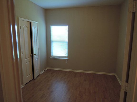 3rd image of 410 Sequoia Dr