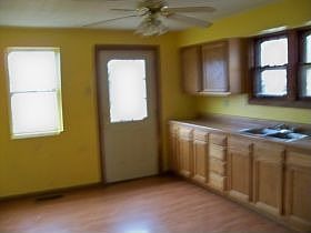 4th image of 105 N White Oak St
