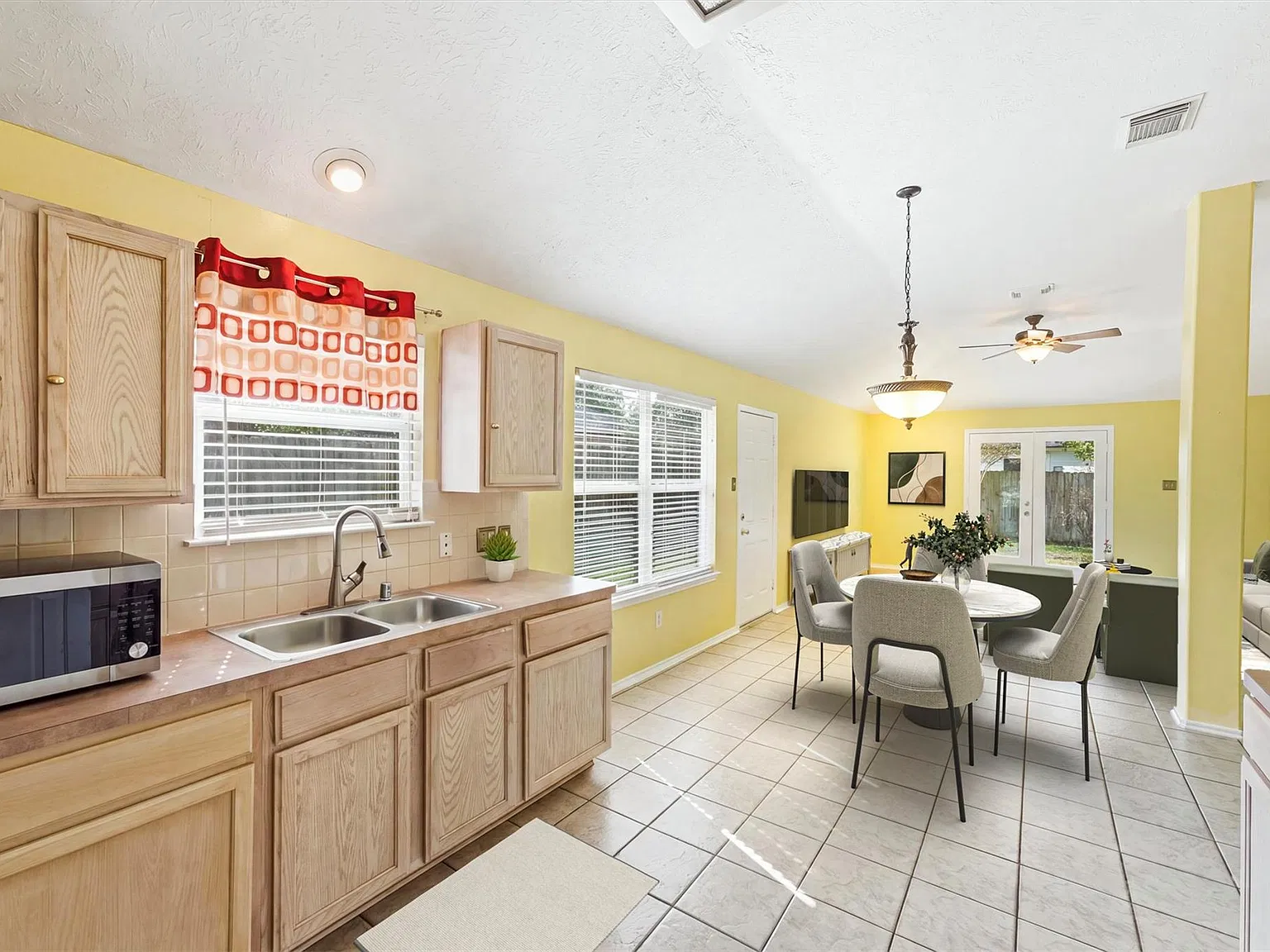 3 bed, 2.0 bath, 1537 sqft, $1,800 — Photo 2
