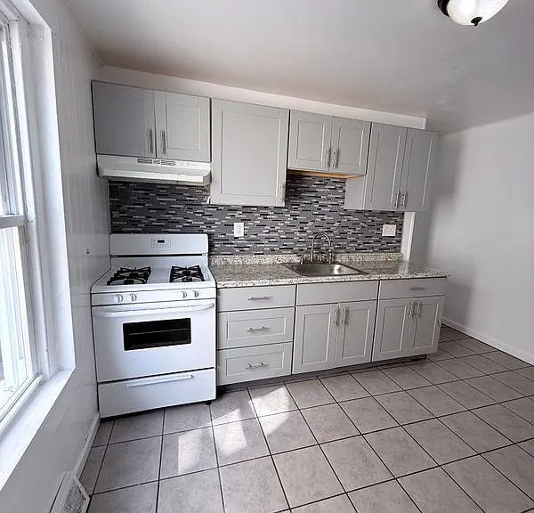 2832 W 6th St — Photo 4