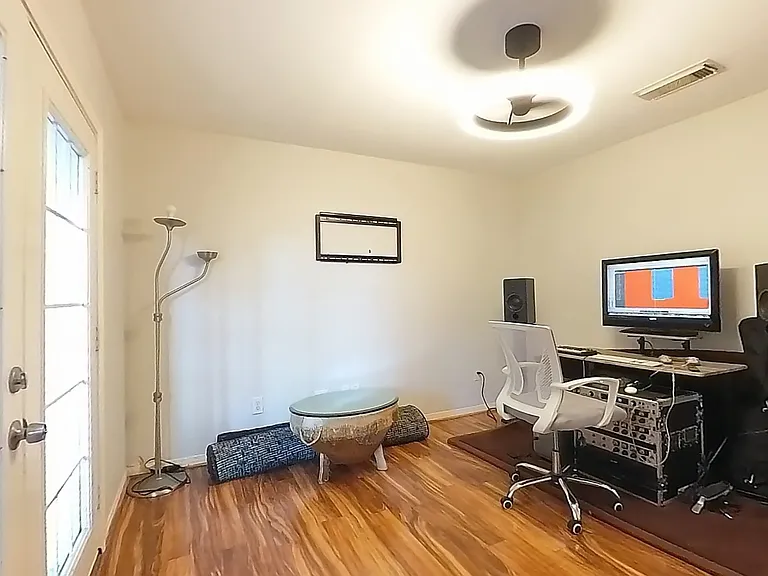Office/additional 4th bedroom