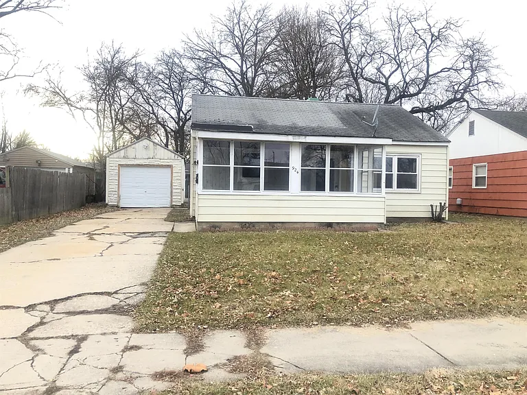 924 N Sunset Ave — Photo 1