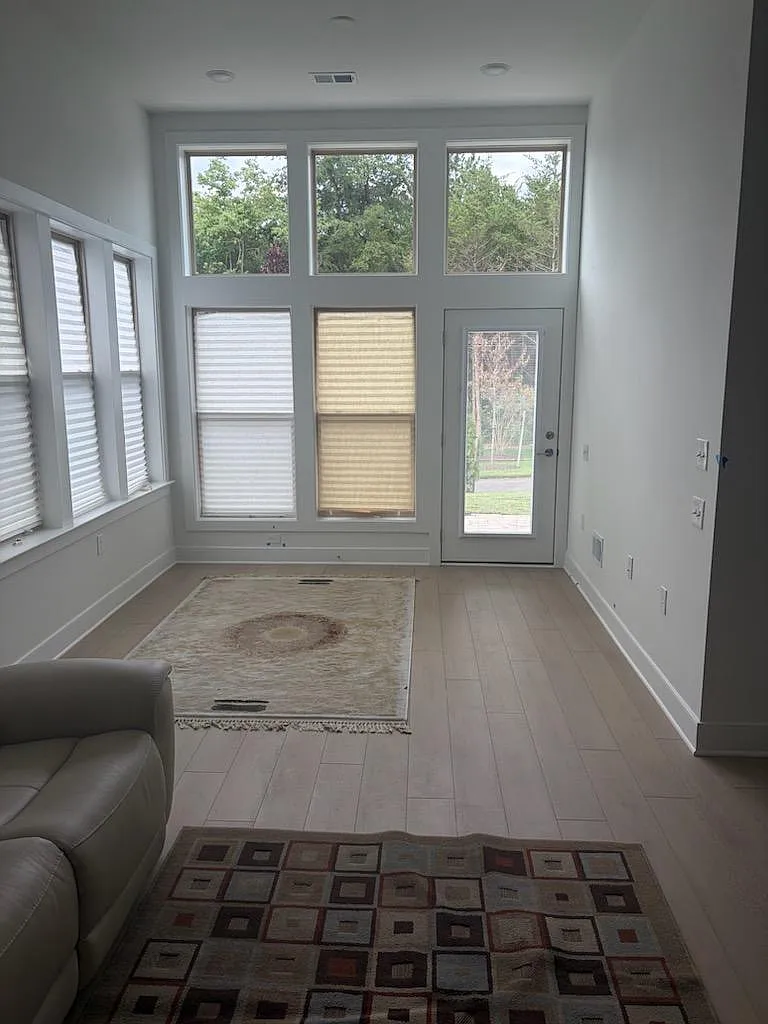 3 bed, 2800 sqft, $4,000 — Photo 2