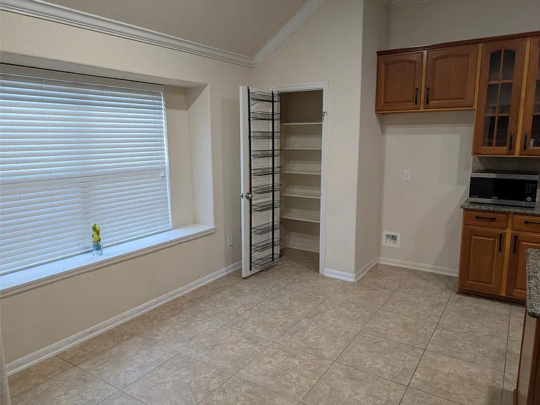 8018 Emperors Pass — Photo 9