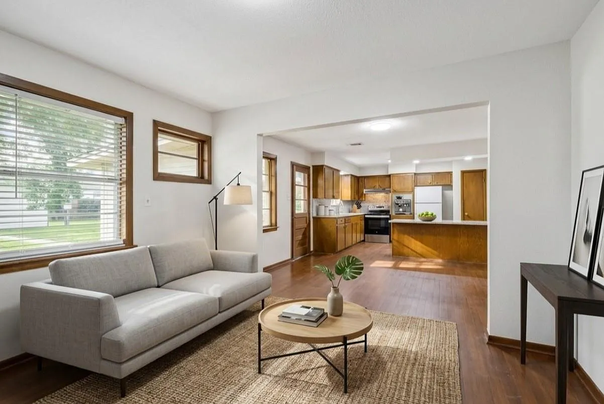 2 bed, 1.5 bath, 2004 sqft, $2,000 — Photo 4